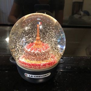 Collector Edition Christmas 2019 Le Creuset Cake Eiffel Tower Snow Glitter Globe